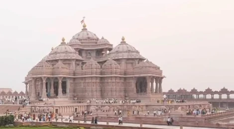 Akshardham Mandir front view in New Delhi with devotees during darshan hours