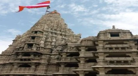 Dwarkadhish Mandir front view in Dwarka during darshan and aarti time